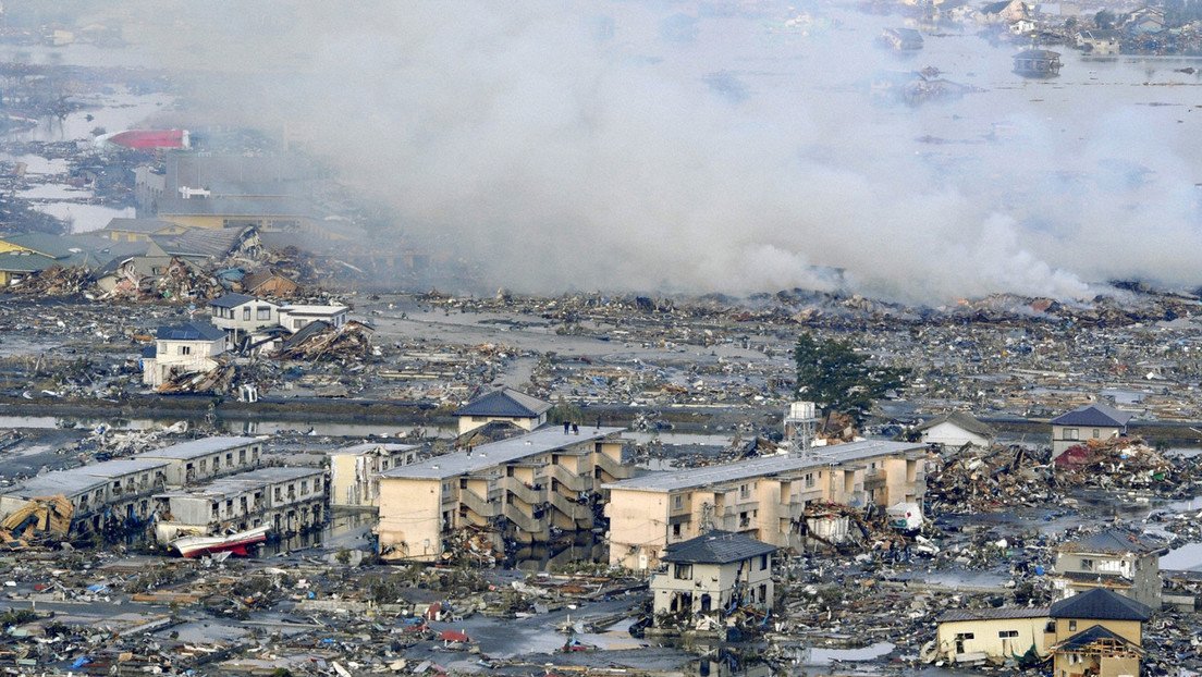 Humo sobre un área residencial después de un terremoto y un tsunami en Sendai, al noreste de Japón, el 12 de marzo de 2011